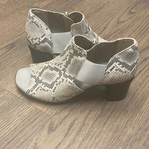 Munro Sadie Snakeskin Open Toe Shoes   Size 5.5W